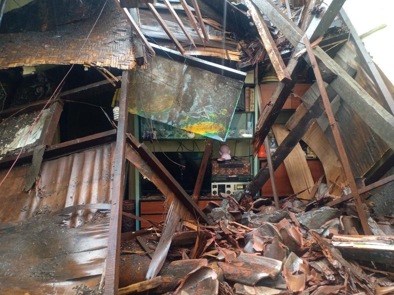 podiumnews.com-Mes Karyawan RRI Denpasar Roboh Usai Hujan Lebat